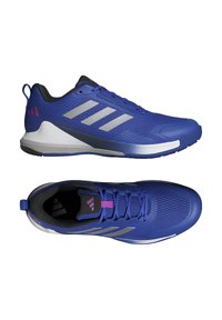 Blauwe sportieve schoenen met een gestructureerd bovenwerk, zilveren strepen en roze accenten. Heeft een lichtgewicht zool en een gevoerde kraag voor comfort.