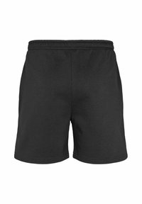 Fekete, rugalmas derékpántos, egyszerű dizájnú, térdig érő, hétköznapi rövidnadrág fehér háttéren.