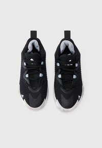 Černé sportovní boty s vrchní částí z prodyšné síťoviny, polstrovaným lemem a gumovou podrážkou, se šňůrkami a jemným bílým logem.