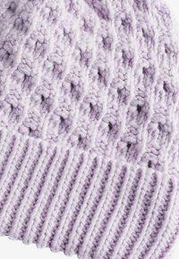 Bonnet tricoté lilas avec un motif texturé et un revers côtelé. Fabriqué en fil doux, présentant un design en tissage ouvert.