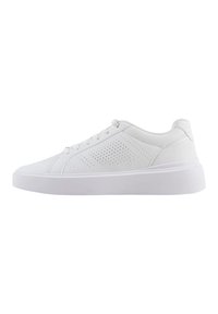 Zapatillas blancas con parte superior de cuero suave, detalles perforados, puntera redonda, suela plana blanca y cierre con cordones.