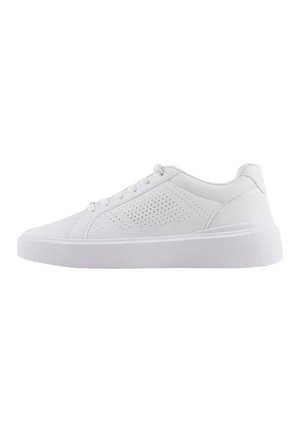 Zapatillas blancas con parte superior de cuero suave, detalles perforados, puntera redonda, suela plana blanca y cierre con cordones.