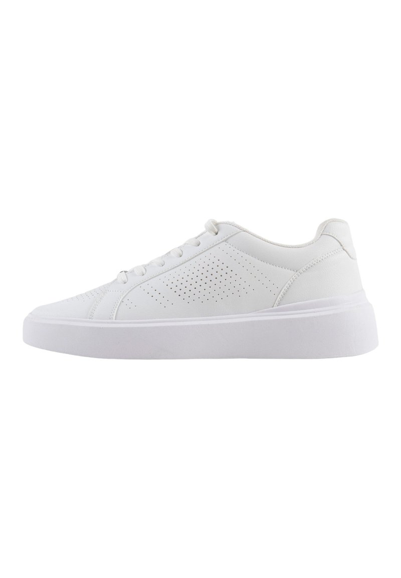 Zapatillas blancas con parte superior de cuero suave, detalles perforados, puntera redonda, suela plana blanca y cierre con cordones.