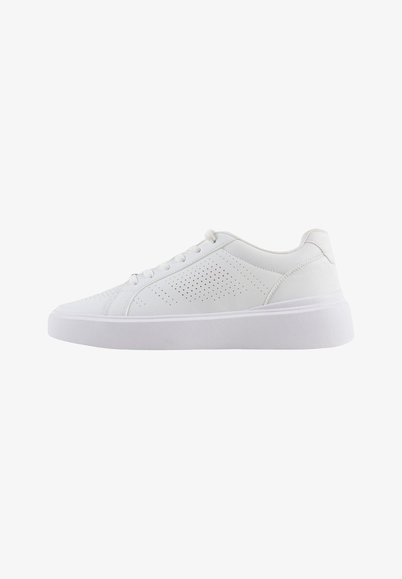 Zapatillas blancas con parte superior de cuero suave, detalles perforados, puntera redonda, suela plana blanca y cierre con cordones.