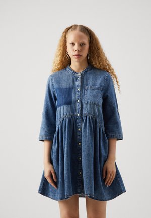 Denimkjole med krage, 3/4 lange ermer, knapplukking foran, lommer, samlet midje og vidde i skjørtet. Lys til mørk blå gradient.