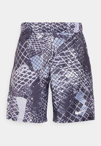 Svart och blåmönstrade shorts med ett nätliknande mönster, elastisk midjeband och liten vit Nike-logotyp längst ner till höger.