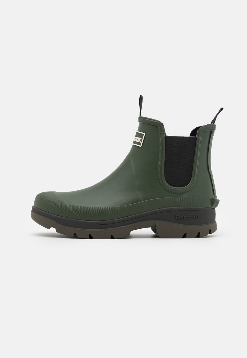 Bottines Chelsea en caoutchouc vert avec côtés élastiques noirs, semelles texturées et languettes de tirage ; présente un logo noir sur une plaque blanche.