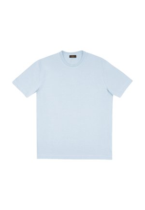 Jasnoniebieska koszulka z krótkim rękawem i okrągłym dekoltem, ułożona płasko na białym tle, z małą ciemną metką przy dekolcie.