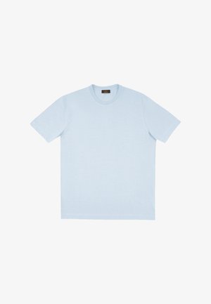 T-shirt bleu clair à manches courtes et col rond, posé à plat sur fond blanc, avec une petite étiquette foncée au niveau de l'encolure.