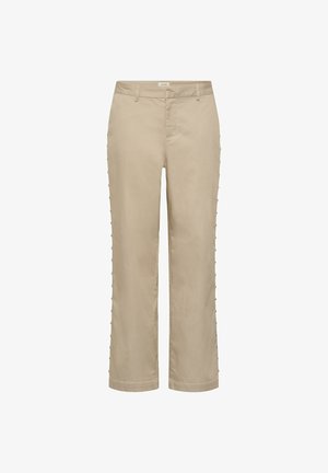 Pantaloni cu picior drept de culoare crem, cu detalii cu nasturi pe lateral și șlițuri pentru curea, expuși pe un fundal alb.