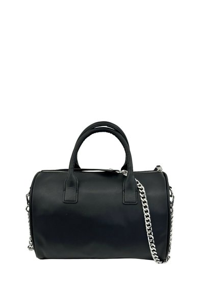 Borsa nera con una texture liscia, forma arrotondata, doppio manico superiore e tracolla a catena staccabile. Presenta una chiusura con zip.