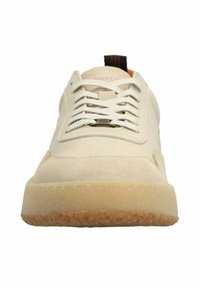 Sneaker bianco con tomaia in suede e pelle, punta tonda, chiusura con lacci e suola in gomma texturizzata. Presenta un piccolo logo e un tirante.