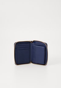 Portafoglio in pelle blu navy con zip dorata, dotato di numerosi slot per carte e una texture liscia. L'interno è foderato dello stesso colore.