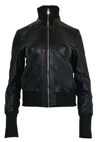 Giacca bomber in pelle nera con colletto alto, zip dorata e polsini e vita a costine, caratterizzata da un design aderente e una texture liscia.