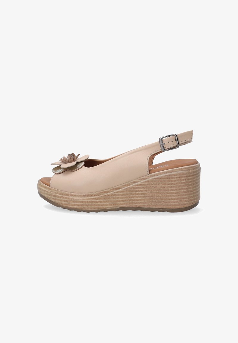 Béžové kožené sandály na klínu se zapínáním za patu, s dekorativní květinou, otevřenou špičkou a texturovanou vrstvenou podrážkou. Nastavitelný pásek se sponou.