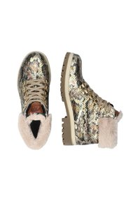 Bottines à lacets avec un motif serpent en doré, beige et brun. Col en fausse fourrure doux et semelle en caoutchouc texturé.