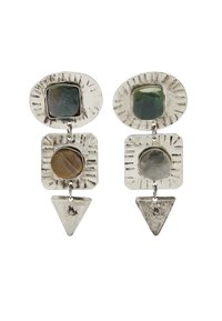 Srebrne kolczyki z trzema geometrycznymi kształtami: okrągłymi i kwadratowymi łącznikami z kamieniami półszlachetnymi; na dole znajduje się trójkątny wisiorek.