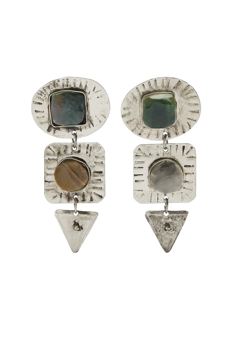 Srebrne kolczyki z trzema geometrycznymi kształtami: okrągłymi i kwadratowymi łącznikami z kamieniami półszlachetnymi; na dole znajduje się trójkątny wisiorek.