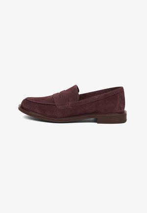 Donker bordeauxrode suède penny loafer voor heren met lage hak en afgeronde neus, in zijaanzicht op witte achtergrond weergegeven.