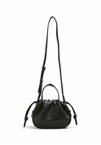 Černá kožená kabelka s texturovaným povrchem, stahovací šňůrkou a nastavitelným ramenním popruhem. Obsahuje krátké ucho nahoře.