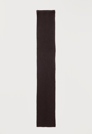 Longue écharpe étroite tricotée marron foncé étalée à plat sur un fond gris clair.