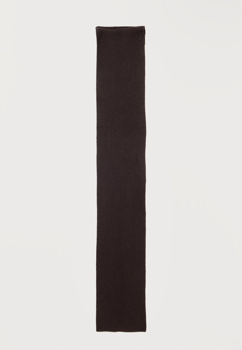 Longue écharpe étroite tricotée marron foncé étalée à plat sur un fond gris clair.