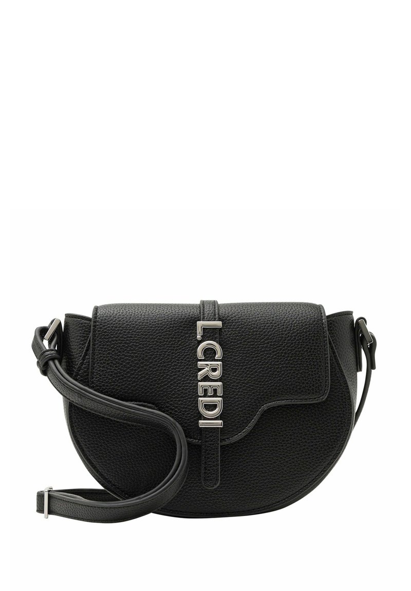 Zwarte leren crossbody tas met een gestructureerde afwerking, voorzien van een klep sluiting en zilverkleurige hardware met "L. CREDI." Verstelbare schouderband inbegrepen.