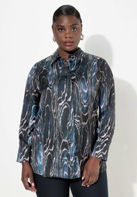 Blusa a maniche lunghe in satin nero con un motivo astratto ondulato blu e rosa, con colletto abbottonato e vestibilità rilassata.