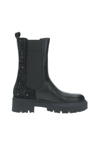 Botas negras hasta el tobillo con un acabado de cuero suave, paneles laterales elásticos, detalles de tachuelas en la parte trasera y una suela gruesa y robusta.