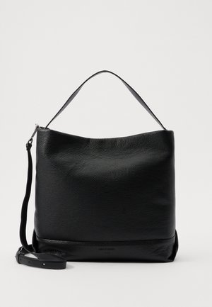 Borsa a spalla in pelle nera con una finitura testurizzata, una parte superiore curva e una tracolla removibile. Presenta un design semplice con hardware minimale.