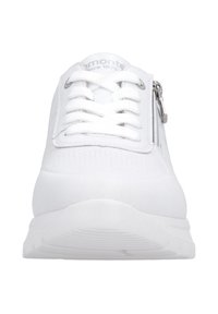 Baskets blanches avec une tige lisse perforée, fermeture à lacets et fermeture éclair latérale. Semelle en caoutchouc avec motif de bande de roulement texturée.
