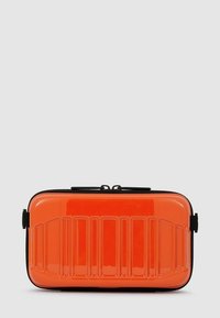 Custodia rigida di un vibrante arancione con finitura lucida, caratterizzata da un motivo a coste lineari e dettagli con cerniere nere sui bordi.