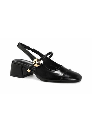 Czarny skórzany but slingback z niskim blokowym obcasem, zaokrąglonym noskiem, cienkim paskiem i dużą błyszczącą złotą okrągłą klamrą po boku.