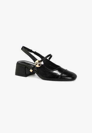 Schwarzer Lederslingback mit niedrigem Blockabsatz, abgerundeter Spitze, dünnem Riemen und großer glänzender goldener runder Schnalle an der Seite.