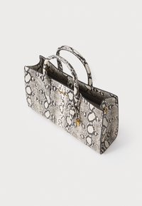 Sac à main avec un imprimé python en gris et noir. Il dispose de deux poignées supérieures, d'une fermeture éclair et d'une forme rectangulaire structurée.