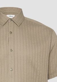 Beżowa koszula z krótkim rękawem z teksturowanymi pionowymi paskami, zapinana na guziki z przodu, z zaostrzonym kołnierzykiem, marki s.Oliver.