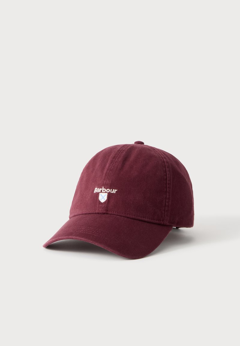 Casquette de baseball Barbour bordeaux avec une visière courbée et un logo brodé présentant le nom de la marque et un petit écusson à l'avant.