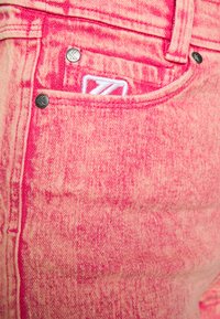 Karl Kani RETRO - Shorts vaqueros - purple