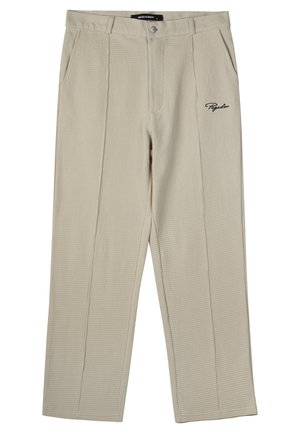 Bež hlače z teksturo in sproščenim krojem, z sprednjimi žepi, enim zadnjim žepom in vezenim logotipom na levem stegnu.