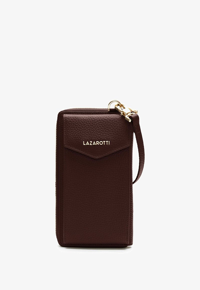 Cartera de cuero marrón con un acabado texturizado, que incluye un cierre con solapa y un logo dorado. Cuenta con una correa para la muñeca y un cierre de cremallera alrededor de los lados.