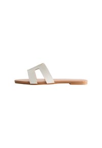 Witte leren slip-on sandaal met een open teen, voorzien van een brede band en een minimalistisch ontwerp. Natuurlijke vlakke zool.