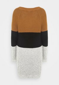 Long pull en maille avec de larges blocs de couleurs horizontaux en marron, noir et gris clair, vu de dos.