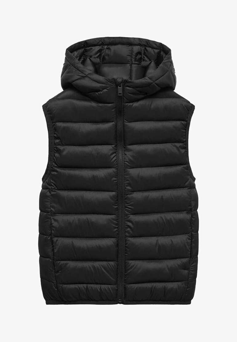 Schwarze Pufferweste mit Kapuze, mit horizontalen Steppnähten, einem Frontreißverschluss und ohne Ärmel. Das Material wirkt glatt und glänzend.