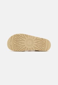UGG GOLDENSTAR - Sandale s platformom - driftwood