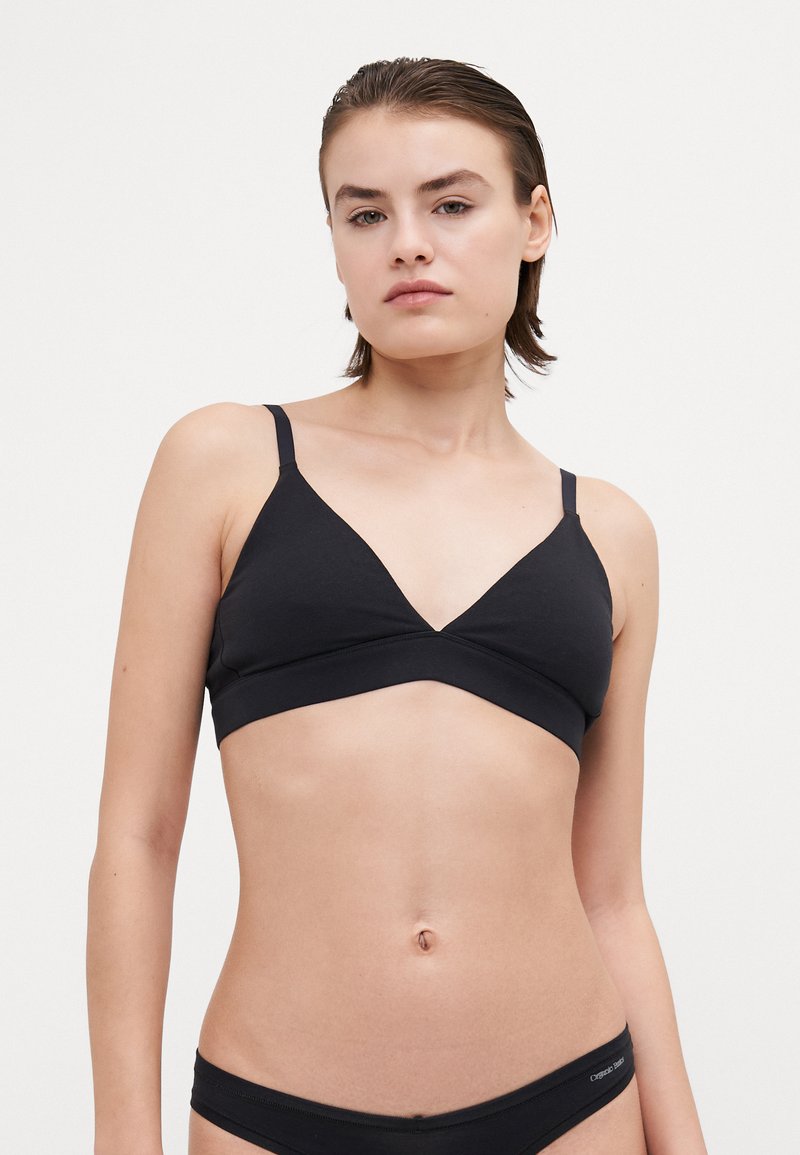 Zwarte katoenen bralette met een driehoekig ontwerp, dunne bandjes en een vlakke band. Gladde textuur met een subtiele glans.