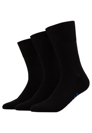 Svarta bomullssockor med ribbade manschetter, som har en slät yta och blå logotypdetalj på tån. Tre par visas.