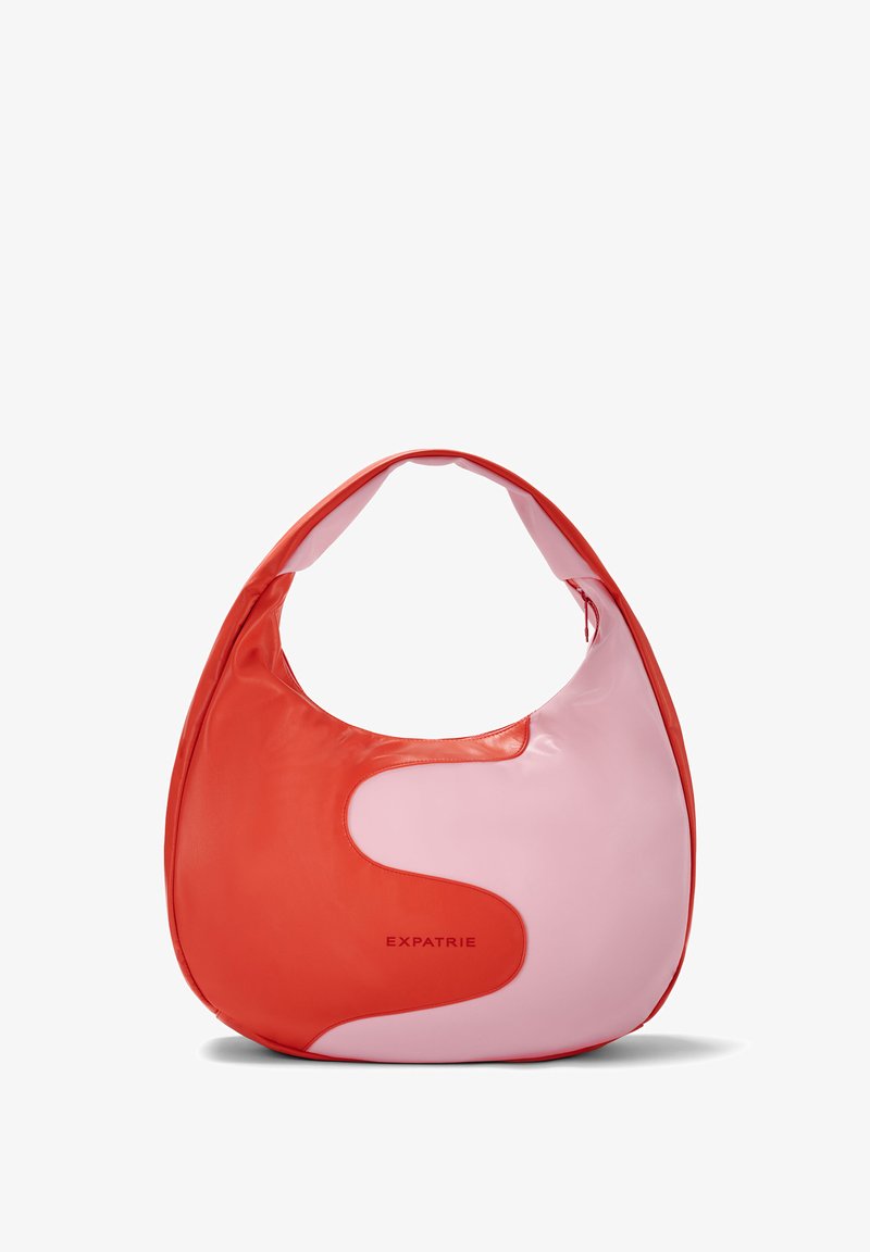 Piros és rózsaszín műbőrből készült hobo táska, sima textúrával, ívelt kialakítással, és a logója a táska alsó részén jól látható.