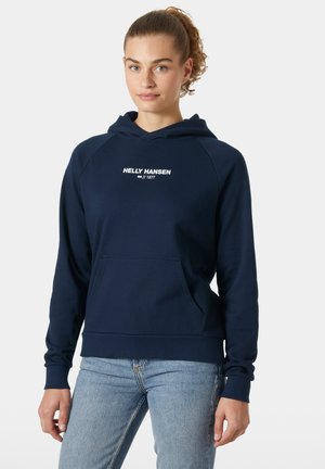Námorně modrá mikina z měkké tkaniny, s přední kapsou a bílým logem "HELLY HANSEN 1877" přes hrudník.