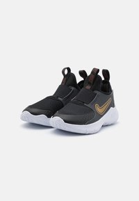 Melnas sporta kurpes ar sietu un sintētisku materiālu, ar gumijas zoli, kontrastējošu zelta swoosh un cilpām uz papēža.