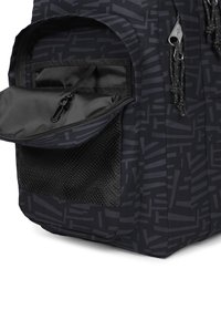 Zaino nero con un motivo geometrico, tasca con zip e dettagli in rete sui lati per ulteriore spazio di archiviazione. Materiale resistente.
